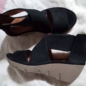 Clark's size 6 New 2.5" heel